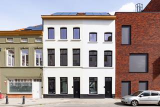 Ligging: Deze woning is uitstekend gelegen in de Sint-Lievenspoortstraat in Gent, vlak bij het Zuid en het historische stadscentrum. Dankzij...