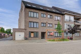 Dit ruime appartement in Lier is gelegen op de begane grond en beschikt over een prachtige tuin en terras. Het appartement heeft twee slaapkamers. De tuin is gericht naar het zuiden, waardoor je de hele dag van de zon kunt genieten.<br /><br />De woning beschikt over een ruime badkamer en is ideaal voor een klein gezin of een koppel. De ruime woonkamer en open keuken zorgen voor een gezellige sfeer in huis. Daarnaast is er een aparte berging aanwezig voor extra opslagruimte.<br /><br />Het appartement is gelegen in een rustige en groene omgeving, maar toch dichtbij alle voorzieningen zoals winkels, scholen en openbaar vervoer. Daarnaast is er voldoende parkeergelegenheid in de buurt.<br /><br />Kortom, dit appartement in Lier is een ideale plek om te wonen met alle comfort en een prachtige tuin en terras om van te genieten. Met zijn gunstige ligging en ruime indeling is het een ideale woning voor wie op zoek is naar rust en comfort.