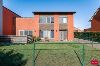 Verrassend ruime woning van 11 meter breed op groot zonnig perceel en bovendien ook prima geschikt als kangoeroewoning vanwege een aparte studio op het gelijkvloers. De woning is grotendeels vernieuwd en beschikt over een zeer ruime lichte living met mooie open keuken voorzien van alle toestellen, nieuwe vloeren en voldoende bergingen. Gelijkvloers vinden we een comfortabele badkamer met ligbad en douche. Tevens een wasplaats voorzien en een grote ruime verandakamer met uitzicht op het terras en op de zeer diepe tuin. De extra diepe garage is handig voor wagens of ideaal als werkhuis of stalling. De zeer diepe zonnige tuin is voorzien van een waterput en geeft de mogelijkheid voor een moestuin of het houden van dieren. De gerenoveerde studio bevindt zich ook op het gelijkvloers en is bereikbaar via een eigen ingang aan de straatzijde en bestaat uit een leefruimte met kitchenette, douchekamer en slaapkamer, ideaal voor inwonende familie, vrienden of voor (vakantie)verhuur.  
Kortom een grote woning geschikt voor divers gebruik, ook met mogelijkheid voor een kantoor of praktijkruimte aan huis te voorzien. Centrale ligging in Schoonbroek (Retie), vlakbij de autosnelweg E-34 naar Nederland en Antwerpen, tevens scholen en openbaar vervoer in de directe omgeving. Neem contact op voor meer informatie of een bezichtiging! 
Oppervlaktes en afmetingen zijn indicatief en gebaseerd op het EPC.
