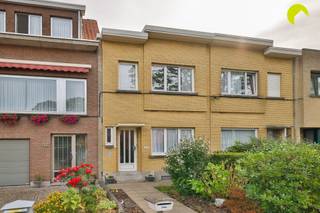 <p><span>Kijkmoment op zaterdag 12/09, op afspraak. Bieden kan tot maandag 14/09/2026 - 18u00.</span></p><p><span> </span></p><p><span>Deze woning bevindt zich in de mooie Mayerlei met in de omgeving verschillende scholen, winkels, de Carrefour en het openbaar vervoer op wandelafstand (trein, tram, bus).</span></p><p><span>Ook het landschapspark Frijthout is op het einde van de straat gelegen. </span></p><p><span>Deze gezellige woonst wordt gecombineerd met een rustige en verrassend diepe tuin.</span></p><p><span> </span></p><p><span>Indeling:</span></p><p><span> </span></p><p><span>Inkomhal met rechts toegang tot de living van ca.28m².</span></p><p><span>Aan de achterzijde vinden we de ruime, keuken van ca. 16m². Hier hebben we toegang tot de mooie tuin.</span></p><p><span>Op het gelijkvloers bevindt zich eveneens een badkamer met toilet, douche en wastafel.</span></p><p><span> </span></p><p><span>De tuin werd prima onderhouden. Er is een ruime veranda/tuinberging aanwezig.</span></p><p><span> </span></p><p><span>Op de 1e verdieping zijn er 2 slaapkamers (16m², 12m²). Op de 1e verdieping is er eveneens een kleine badkamer met wastafel en toilet.</span></p><p><span>Verder is er nog een kelder aanwezig.</span></p><p><span> </span></p><p><span>Nuttige informatie: </span></p><p><span> </span></p><ul><li><span>EPC: 312 kWh/m²j</span></li><li><span>Oppervlakte= bruto vloeroppervlakte volgens meting EPC</span></li><li><span>Beide daken zijn geïsoleerd; ook de keuken is voorzien van 10 cm isolatie </span></li><li><span>De elektriciteit is conform!</span></li></ul><p><span> </span></p><p><span>Meer info of een bezoek ter plaatse: 03/449.42.41 - hallo@habicom.be</span></p><p><span>Benieuwd naar de waarde van uw woning? Check het gratis op <span>www.watismijnhuiswaard.be</span></span><span> </span></p>