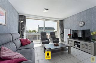 Perfect instapklaar (mogelijkheid tot gemeubelde aankoop) en zonnig appartement gelegen op de eerste verdieping (geen lift) van de laagbouw in de residentie Astrid. Gelegen vlak aan zee, met winkels en openbaar vervoer op een zucht!  Via voetgangersbrug staat u in een minuut met uw voeten in de zee! Indeling: inkom met vestiairekast, ruime woonkamer met balkon aan zuidzijde, open volledig vernieuwde en ingerichte keuken, slaapkamer met ingemaakte kast (en lichtkoepel) en vernieuwde badkamer met douche, lavabo en plaats voor wasmachine en droogkast én apart toilet. Het appartement kreeg een volledige renovatie van elektriciteit, ramen, keuken en badkamer. Topper! Mogelijkheid tot aankoop van een garagebox.