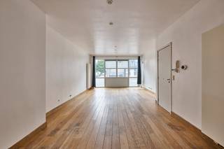 CharmDit hoogwaardig afgewerkt appartement is gelegen in Dilbeek met alle comfort in de onmiddellijke omgeving. Volledig gerenoveerd en instapklaar ! Met een bewoonbare oppervlakte van meer dan 118 vierkante meter beschikt dit gelijkvloers appartement over een in parket gevloerde klare leefruimte met zit -en eetplaats, een open ingerichte keuken voorzien van alle toestellen en een werkblad in natuursteen, 2 volwaardig ruime slaapkamers, beide uitgevend op een bijzonder terras van 58 vierkante meter met open zicht tot aan de Kerk van Dilbeek. de verdieping werd ingericht met een luxueuze badkamer met een inloopdouche, ligbad met jacuzzi en een dubbele wastafel. De trappenhal is uiterst praktisch uitgewerkt met ingemaakte kasten. De geafficheerde prijs is een "vanaf prijs". Voor meer inlichtingen of een bezoek ter plaatse kan u terecht op 02/569 99 99.