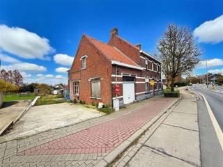 Passendale – Woning (In Casco) met loods. Op een centraal gelegen perceel in Passendale vinden we deze woning in casco staat met aansluitend een...