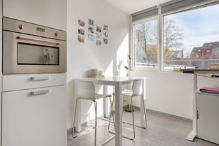 Découvrez ce studio prêt à emménager de 35 m², situé au rez-de-chaussée à l'arrière du bâtiment, afin de profiter d'un emplacement exceptionnellement calme au cœur de la ville. Grâce à cette position loin de la rue, il est agréablement calme et privé.Le studio dispose d'un espace de vie pratique pouvant accueillir un coin salon, un bureau ou une salle à manger et un coin couchage. La cuisine ouverte et la salle de bain le rendent compact et fonctionnel, idéal pour les étudiants.Avec un label EPC B, le studio est également économe en énergie, ce qui garantit un cadre de vie confortable et des coûts énergétiques limités.L'emplacement est très pratique : divers campus universitaires, magasins, transports en commun et parcs se trouvent à une courte distance. Cela en fait un endroit attrayant tant pour l'occupation privée que pour la location.En bref : un studio situé au calme et économe en énergie dans un endroit recherché, idéal pour ceux qui recherchent un investissement sans soucis ou une maison compacte à Gand.Pour plus d'informations ou pour une visite, n'hésitez pas à nous contacter.