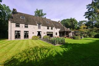 Aan de gegeerde Della Faillelaan, midden in het groen van Koningshof, bevindt zich deze royale villa met ca. 615 m² woonoppervlakte op een prachtig perceel van ca. 2.000 m². De lift die alle woonniveaus verbindt, onderstreept meteen het uitzonderlijke wooncomfort.Op het gelijkvloers volgen verschillende sfeervolle leefruimtes elkaar op, met de open haard als warme blikvanger en een royale leefkeuken die uitkijkt op de volwassen tuin en terrassen. Ook een aparte wijnkamer, bijkeuken en dubbele inpandige garage maken deel uit van deze verdieping.Boven wacht een ruime master suite met dressing en ensuite badkamer, samen met vier volwaardige slaapkamers en twee extra badkamers. Mooie, tijdloze materialen zorgen ook hier voor een verzorgde uitstraling.De bovenste verdieping verrast met een bijzonder grote polyvalente ruimte en een aparte waskamer met ingemaakte kasten. Ook de ruime oprit met parkeergelegenheid op eigen terrein maakt het geheel compleet.Meer informatie en foto’s vindt u op onze website. https://koosi.be/pand/dellafaillelaan26a_2900_schoten/