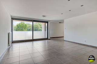 Instapklaar appartement met 2 slaapkamers en royale terrassen te Hoeselt<br /><br />Op zoek naar een ruim en lichtrijk appartement in het hartje van Hoeselt? Dit instapklare appartement van maar liefst 94m² aan de Oude Statiestraat biedt alles wat u nodig heeft voor een aangenaam en comfortabel woongenot.<br /><br />Het appartement beschikt over een ruime en lichtrijke leefruimte, ideaal om te ontspannen of gasten te ontvangen, met een aangrenzende keuken die volledig is uitgerust. De twee slaapkamers bieden voldoende ruimte voor een gezin, thuiswerkplek of logeerkamer, en worden aangevuld met een moderne badkamer.<br /><br />Een echte troef van dit appartement zijn de twee royale terrassen, waar u op elk moment van de dag kunt genieten van buitenlucht en zon, of het nu bij het ontbijt is of tijdens een rustige avond.<br /><br />Tot slot beschikt dit appartement over een ondergrondse staanplaats en een bijhorende berging, zodat u nooit verlegen zit om extra opbergruimte of een veilige parkeerplaats voor uw wagen.<br /><br />Dit appartement combineert ruimte, comfort en een centrale ligging in Hoeselt. Interesse of meer info? Neem gerust contact op met 0478 300 425 of michiel@vestio.com.<br />