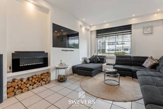 Interesse? Meer informatie op www.SWEVERS.be. - Dit instapklare rijhuis aan de Lommelsesteenweg 189 in Leopoldsburg combineert de charme van 1937 met recente renovaties uit 2018 en 2020. Met een bewoonbare oppervlakte van 176 m² biedt de woning een lichtrijke living, een praktische keuken, drie ruime slaapkamers en een moderne badkamer. Extra troeven zijn de grote zolder van 30 m² met vaste trap, die makkelijk kan worden ingericht als extra slaapkamer of hobbyruimte, en de vrijstaande garage van 40 m² die nu dienstdoet als opslagruimte. Het perceel van 352 m² biedt bovendien nog bijkomende opbergmogelijkheden.<br /><br />De ligging is centraal en gunstig: openbaar vervoer op 100 meter, scholen, winkels en restaurants binnen 1 km, en de snelwegen op 10 km afstand. Tegelijk geniet u van de groene omgeving met onder meer Nationaal Park Bosland en de unieke fietsbeleving ‘Fietsen door de bomen’ vlakbij.<br /><br />Dit instapklare rijhuis combineert ruimte, charme en een centrale ligging met de luxe van zorgeloos wonen. Bent u op zoek naar een warme thuis waar u meteen uw intrek kunt nemen en die bovendien toekomstgerichte mogelijkheden biedt? Dan is dit huis beslist een bezoek waard. Plan snel een bezichtiging en laat je betoveren door de unieke sfeer van deze woning! Wij helpen je maar al te graag verder tijdens een persoonlijke rondleiding. tel. 011 255 155. Bron bewoonbare oppervlakte: EPC – verslag.