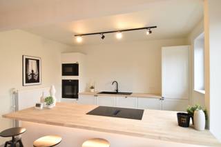 Dit appartement geniet van een uitstekende ligging in het centrum van Gullegem. Winkels, scholen, openbaar vervoer en andere dagelijkse voorzieningen bevinden zich op wandelafstand. Ook de belangrijkste invalswegen zijn vlot bereikbaar, waardoor je hier geniet van een ideale combinatie van bereikbaarheid en wooncomfort.<br /><br />Indeling als volgt:<br />Het appartement bevindt zich op de tweede verdieping en verwelkomt je met een verzorgde uitstraling en een aangename lichtinval.<br />Via de inkomhal, voorzien van een apart gastentoilet en een praktische berging/wasplaats, kom je terecht in de ruime leefruimte. De grote raampartijen zorgen voor een overvloed aan natuurlijk licht.<br />In diezelfde ruimte bevindt zich de volledig ingerichte keuken, uitgerust met alle hedendaagse comfort.<br /><br />Verder beschikt het appartement over 2 volwaardige slaapkamers en een stijlvolle badkamer met inloopdouche en lavabomeubel.<br /><br />Balkon met zicht op het levendige centrum van Gullegem!<br /><br />Totaalrenovatie in 2026. Lift aanwezig in het gebouw.<br /><br />EXTRA TROEF: Mogelijkheid tot aankoop garage<br /><br />Onze ref. 5262<br />Stedenbouwkundige info in aanvraag