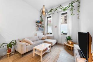 Dit instapklare appartement is gelegen in een recent gebouw (2018) in de Oranjestraat te Antwerpen, op een uitstekende locatie op wandelafstand van Park Spoor Noord en het Eilandje.<br /><br />Het appartement beschikt over twee slaapkamers, die beide uitgeven op de tuin, wat zorgt voor extra rust en licht. De private tuin van 44 m² vormt een aangename buitenruimte om volop te genieten.<br /><br />Verder is er een aparte toiletruimte, een handige berging op de verdieping met aansluiting voor was- en droogkast, én een extra berging in de kelder.<br /><br />Bij het appartement hoort een overdekte parkeerplaats (aan te kopen voor €30 000), evenals toegang tot een gemeenschappelijke fietsenstalling.<br /><br />Dankzij de combinatie van een recente bouw, praktische indeling en topligging is dit een ideale woonst voor wie comfortabel en centraal wil wonen.