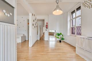 🏡 Karaktervolle Gezinswoning met Potentieel in Centrum Herzele!UNIEKE LIGGING: Direct aan de Burcht, met alle faciliteiten op...