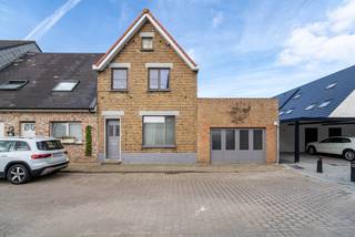Deze verzorgde halfopen bebouwing is gelegen in een rustige, doodlopende straat op korte afstand van het centrum van Veurne. Dankzij deze ligging geniet u van zowel rust als een vlotte bereikbaarheid.<br /><br />De woning beschikt over drie slaapkamers, een volledig vernieuwde badkamer (2017) en een droge kelder. Daarnaast biedt de zolder extra opslagruimte. De ramen werden in 2015 gedeeltelijk vernieuwd en zijn voorzien van dubbele beglazing.<br /><br />Naast de woning bevindt zich een ruime garage met plaats voor een wagen en fietsen, met directe toegang tot de aangename tuin.<br /><br />De woning verkeert in uitstekende staat en is volledig instapklaar. Zo werd recent nog een nieuwe keuken geplaatst, werden alle ruimtes opnieuw geschilderd, werd de gasinstallatie juist gekeurd en is de elektriciteit conform. <br /><br />Meer info of een bezoek? Contacteer ons.