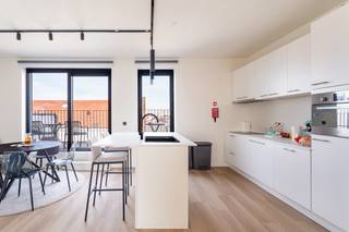 <div>
<div>
<div>
<div>
<div>
<div>
<p>Penthouse met 4 slaapkamers, 2 badkamers en 4 staanplaatsen te koop op toplocatie</p>
<p>Locatie:<br />Penthouse op een zeer centrale en trendy ligging in Antwerpen-Dam, vlak bij het nieuwe park ‘Spoor Noord’. ‘Den Dam’ is een voormalige havenwijk die volledig heropleeft. Je wandelt er tussen gezellige plekjes, groene parken en karaktervolle gebouwen. Doorheen het jaar zijn er tal van activiteiten zoals markten en zomerbars. Deze buurt is uitgegroeid tot een dynamische en aangename omgeving.</p>
<p>Beschrijving:<br />Aan de Viaduct-Dam bevindt zich dit ruime en lichtrijke penthouse, gelegen op de bovenste verdieping van een studentenresidentie. Het appartement is bereikbaar via trap en lift. De inkom bevindt zich in de eetkamer, die onmiddellijk toegang biedt tot het ruime terras. De open en volledig geïnstalleerde keuken sluit mooi aan op de gezellige leefruimte.</p>
<p>Het penthouse beschikt over vier volwaardige slaapkamers en twee badkamers. De eerste badkamer is uitgerust met douche, toilet en lavabo. De tweede badkamer beschikt over een douche en dubbele lavabo. Daarnaast is er een apart toilet en een praktische berging met aansluiting voor wasmachine en/of droogkast. <br /><br />Bijzonderheden:<br />– Ruim terras<br />– Centrale ligging nabij invalswegen<br />– EPC: 167 kWh/m² jaar<br />– 4 ondergrondse staanplaatsen verplicht bij aan te kopen</p>
</div>
</div>
</div>
</div>
</div>
</div>