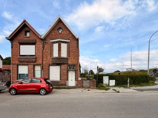 Zin om de handen uit de mouwen te steken? Maak van deze charmante woning jouw thuis! Deze volledig te renoveren halfopen bebouwing is gelegen nabij het centrum van Beveren. De indeling van dit pand is als volgt: U betreedt de woning via de inkomhal met meteen links de eerste ruimte. Verder door heeft u de tweede en derde ruimte met daarachter een toilet en badkamer. Op de eerste verdieping zijn er twee ruime kamers. De vaste trap naar de zolder geeft nog de mogelijkheid tot het creëren van twee extra kamers.De achterdeur en het poortje aan de voorgevel bieden toegang tot de tuin. Ook via de oprit is gelegen om de hoek, in de Gentseweg. De garage staat achteraan in de tuin waardoor toegang tot de woning zeer eenvoudig is.Nog enkele troeven van dit pand: Totaal te renoveren wat jou de mogelijkheid geeft om je droomwoning te creëren, dicht bij het centrum en zeer centraal gelegen.Interesse? Mail vrijblijvend naar verkoop@bebuild.be en ga met ons ter plaatse.