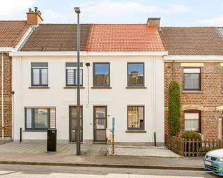 Recent gerenoveerde en instapklare woning met 3 slaapkamers, zuidoostgerichte tuin en terras, op een aangename locatie. <br /><br />Deze charmante woning werd in 2026 grondig gerenoveerd en biedt een bewoonbare oppervlakte van 135m². Dankzij de doordachte indeling, moderne technieken en energiezuinig karakter (EPC B – 110 kWh/m²/j) geniet je hier van comfortabel en hedendaags wonen.<br /><br />INDELING:<br />Inkomhal, gezellige en lichtrijke leefruimte met geïnstalleerde keuken, aansluitend een praktische wasplaats en directe toegang tot het zuidoostgerichte terras en de aangename tuin (88 m²). Verder beschikt de woning over 3 slaapkamers, een badkamer met douche , twee toiletten en een ingerichte zolder die extra mogelijkheden biedt (bureau, hobbyruimte of extra slaapkamer).<br /><br />Deze woning biedt een ideale combinatie van charme, modern comfort en een uitstekende ligging.<br /><br />Voor wie is deze woning ideaal?<br />♦ Voor gezinnen die op zoek zijn naar een instapklare woning met tuin en voldoende ruimte.<br />♦ Voor koppels die comfortabel willen wonen in een centrale omgeving.<br />♦ Voor investeerders die zoeken naar een vlot verhuurbaar en kwalitatief pand.<br /><br />Te koop via Immo Beguin, jouw vastgoedexpert sinds 2009. Met kantoren in Ronse, Waregem, Kortrijk, Deinze, Doornik en Lessines.<br />✉️ info@immobeguin.be