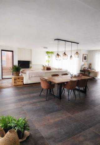 Ben je op zoek naar een ruime en lichtrijke woning met karakter en de mogelijkheid tot praktijk/vrij beroep? Deze woning is ideaal voor wie een gezinswoning zoekt waar je kan wonen en werken onder 1 dak, een kangoeroewoning of kortom een woning met veel potentioneel.<br />Gelegen in een rustige woonwijk vormt deze halfopen woning de ideale thuisbasis voor gezinnen met kinderen. De veilige en kindvriendelijke omgeving biedt rust en weinig verkeer. <br /><br />Gezinswoning: Via de inkomhal met gastentoilet komt u in de lichtrijke leefruimte met open leefkeuken(25m2). Volledig geïnstalleerd met ingebouwde oven, stoomoven, microgolfoven en vaatwas. De leefruimte (60m2) is voorzien van parket en tegels met een gezellige haard. Beide ruimtes kijken uit op de tuin. Er zijn 5 slaapkamers, waarvan 1 gebruikt als dressing en 1 zolderkamer met schuin dak. Ook 2 badkamers, waarvan de ene met inloopdouche en de ander met een ligbad van 1,2m breedte! Op de eerste verdieping is er ook een toilet aanwezig. Er is via de zolderkamer nog een stukje zolder beschikbaar. Een slaapkamerr voorziet via een plat dak een stuk terras aangelegd met kunstgras.<br />De tuin (170m2) heeft een groot terras met verschillende zithoeken en een zwemspa. Deze kan eventueel ook overgenomen worden. Er is een klein tuinhuis aanwezig en een fietsberging.<br /><br />Praktijk: De aparte inkomhal geeft toegang tot een kleine wachtruimte, een apart toilet en een kabinet die uitkijkt op de tuin. Langs de trap kom je in de oefenruimte/fitness (25m2) terecht. Deze is voorzien van een terras aangelegd met kunstgras. Verder is er een aparte berging voor wasmachine en droogkast.<br /><br />De woning is gelegen nabij het schoppingcentrum van Bredene, scholen en openbaar vervoer.<br /><br />Extra troeven:<br />energiezuinig met zonnepanelen en 2 laadbatterijen<br />regenwaterput 7000L<br />ramen deels voorzien van screens (elektrisch)<br />2 afzonderlijke opritten<br />instapklaar