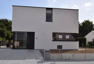 NEDERENAME - Ohiostraat 124 a ( lot 4 )<br /><br />Mooi gelegen perceel bouwgrond voor het bouwen van een open bebouwing.<br /><br />Opp. : Lot 4 : +/- 854 m² Prijs : € 195.000<br /><br />FORMULE WATER- EN WINDDICHT:<br />- Ruwbouwwerken<br />- Timmerwerken<br />- PVC ramen met beglazing kw 1.0<br />- Dak- & zinkwerken<br />_________________<br />= € 351.569 excl. btw<br /><br />OPTIE AFWERKING:<br />- Elektriciteit en ventilatie<br />- Chape -en vloerisolatie<br />- Pleisterwerken<br />- Sanitaire werken ( HW toestellen = € 4.000 excl. btw )<br />- Warmtepomp lucht/water ( Viessmann )<br />- Bevloering ( HW vloer : 35€/m² HW plinten : 12.50€/lm HW wandtegels : 25€/m² )<br />- Keukeninstallatie ( HW = € 8.000 excl. btw)<br />- Binnen schrijnwerk<br />- Voegwerken<br />- Blowerdoortest<br />- Zonnepanelen 8st. ( 435 Wp )<br />_________________<br />= € 136.044 excl.btw<br /><br />WIJ BOUWEN OOK A LA CARTE<br />Opties zijn mogelijk tot net voor " Normale Bewoonbaarheid" (volgens aannemingsovereenkomst)<br />Informeer naar onze interessante HUISRUIL-FORMULE<br /><br />zie ook : WWW.SPEYBROECK.BE<br />Bel 0473 300 700 of GRATIS 0800 15 700<br /><br /><br /><br />