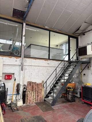  *  200 m² werkoppervlakte * verwarming op gas * airco in bureel * automatische poortVoor meer informatie:Dominique +32 476 77 31 31 ...