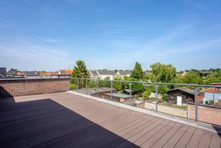 <h2>Appartement op 2e verdieping - mét lift en groot terras!</h2>
<p><span>Op een toplocatie <strong>nabij het centrum van Stabroek</strong> vindt u dit <strong>recent appartement</strong> op de tweede verdieping. Het gebouw is uitgerust met een <strong>lift</strong> en wordt uitstekend onderhouden.</span></p>
<h2>Indeling</h2>
<h3><strong>Inkom &amp; leefruimte</strong></h3>
<ul>
<li>
<p><span>Inkomhal met <strong>apart gastentoilet</strong></span></p>
</li>
<li>
<p><span><strong>Ruime woonkamer</strong> op parket met grote schuiframen</span></p>
</li>
<li>
<p><span>Toegang tot het <strong>uitzonderlijk grote zuidwestgerichte terras</strong> met <strong>automatische zonneluifel</strong></span></p>
</li>
<li>
<p><span><strong>Open keuken</strong> voorzien van alle toestellen</span></p>
</li>
</ul>
<h3><strong>Slaapgedeelte &amp; comfort</strong></h3>
<ul>
<li>
<p><span><strong>Twee slaapkamers</strong></span></p>
</li>
<li>
<p><span><strong>Berging</strong> met aansluiting voor was- en droogautomaat</span></p>
</li>
<li>
<p><span><strong>Badkamer</strong> met douche en dubbele lavabo met meubel</span></p>
</li>
<li>
<p><span><strong>Grote bergzolder</strong> voor extra stockage</span></p>
</li>
</ul>
<h3><strong>Parkeren &amp; extra’s</strong></h3>
<ul>
<li>
<p><span><strong>Inclusief overdekte autostaanplaats</strong></span></p>
</li>
<li>
<p><span><strong>Fietsenstalling</strong> aanwezig in het gebouw</span></p>
</li>
<li>
<p><span><strong>Lage algemene kosten<br /></strong></span></p>
</li>
<li><span><strong>EPC Label B - 196 kWh m²/j</strong></span><span><strong></strong></span></li>
<li><span><strong>EK niet conform - BEPERKTE OPMERKINGEN</strong></span></li>
<li>
<p><span>Rustig, verzorgd en recent gebouw met hoog wooncomfort</span></p>
</li>
</ul>
<div></div>
<h2>Bezoek ter plaatse</h2>
<p><span>Contacteer <strong>Vastgoed03</strong> via <span>03 568 03 03</span> voor meer informatie of een bezoek.</span></p>