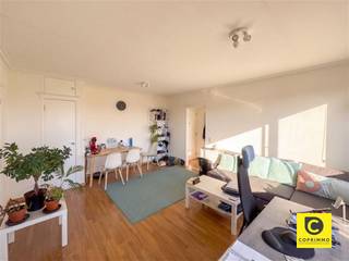 <p><span>Appartement lumineux d'une chambre avec une terrasse sur le toit à couper le souffle !</span></p><p><span>Ce charmant appartement est situé au dernier étage</span><span><sup> </sup></span><span>d’un immeuble très bien entretenu, bénéficiant d’un emplacement calme, verdoyant et central. Commerces, parcs, écoles, restaurants, installations sportives, transports en commun et axes routiers sont toujours à proximité. Vous recherchez un appartement unique, lumineux et prêt à emménager, doté d’une magnifique et vaste terrasse sur le toit (environ 20 m²), de faibles charges mensuelles et d’une installation électrique conforme ? Ne cherchez plus : cette perle rare à prix abordable est tout simplement le logement idéal pour un premier achat, la colocation étudiante parfaite ainsi qu’un excellent pied-à-terre !</span></p><p><span> </span></p><p><span>L'agencement est le suivant :</span></p><p><span> </span></p><p><span>Hall d’entrée & e salle de bains :</span></p><p><span>Le hall d’entrée, doté d’une porte de sécurité en acier, est recouvert d’un carrelage épuré et facile d’entretien, au look béton tendance "" , et abrite un vestiaire encastré. La salle de bains a également été entièrement rénovée et dispose d’une douche à l’italienne rustique avec effet pluie, d’un meuble-lavabo moderne avec armoire de toilette assortie et d’un éclairage LED intégré. Vous y trouverez également les branchements pour votre lave-linge et votre sèche-linge.</span></p><p><span> </span></p><p><span>Pièce à vivre & cuisine ;</span></p><p><span>L'espace de vie lumineux met en valeur le magnifique parquet à lames carrées, qui est en excellent état, tout en accentuant la sensation d'espace. Le cadre verdoyant semble s'inviter dans le studio et constitue une formidable valeur ajoutée pour votre qualité de vie. Il est donc très facile d’aménager un espace combinant salon, chambre et cuisine. Il ne vous reste plus qu’à installer vous-même la cuisine, ce qui vous permettra de l’aménager entièrement selon vos goûts. Bien entendu, les raccordements sont déjà entièrement prêts. Les volets roulants électriques constituent un petit plus appréciable qui garantit à 100 % votre tranquillité nocturne ainsi que votre intimité.</span></p><p><span> </span></p><p><span>Terrasse et local à vélos « & » :</span></p><p><span>La vaste terrasse orientée à l’ouest vous permet de profiter jusqu’au coucher du soleil d’un rayon de soleil tout en admirant la beauté de la nature environnante. Vous pouvez d’ailleurs y savourer en toute tranquillité un délicieux repas ou un apéritif pétillant. L'auvent électrique est déjà installé, mais il a besoin d'un peu d'entretien pour fonctionner à nouveau correctement. De plus, l'immeuble dispose d'un local à vélos commun.</span></p><p><span> </span></p><p><span>Atouts supplémentaires :</span></p><p><span>- Mobiscore 9,4/10 </span></p><p><span>- EPC B avantageux </span></p><p><span>- Vitrage à haute efficacité énergétique 2024</span></p><p><span>- Conforme aux normes EK </span></p><p><span>- Isolation récente de la toiture et des façades </span></p><p><span>- Terrasses rénovées </span></p><p><span>- Disponible dès la signature de l'acte</span></p><p><span>- Local à vélos commun</span></p><p><span>- Faibles charges mensuelles </span></p><p><span>- Prêt pour la fibre optique </span></p><p><span> </span></p>