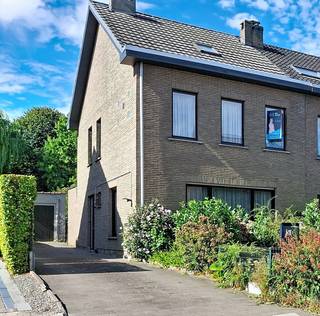 EXCLUSIEF – Karaktervolle halfopen bebouwing met zonnige zuidtuin en uitzonderlijk potentieel in Dilbeek<br /><br />Bent u op zoek naar een woning met karakter, een uitstekende ligging én alle mogelijkheden om uw droomwoning te creëren? Dan is deze charmante halfopen bebouwing beslist een bezoek waard.<br />WE INVEST stelt u met plezier deze woning voor, gelegen in een aangename en rustige buurt van Dilbeek. Dankzij haar solide basis en talrijke uitbreidingsmogelijkheden vormt ze de ideale opportuniteit voor wie op zoek is naar een renovatieproject met een mooie meerwaarde.<br /><br />Bij het binnenkomen ontdekt u een gezellige en lichtrijke leefruimte, gevolgd door een aparte keuken en een aangename veranda met zicht op de prachtige zuidgerichte tuin. Hier geniet u de hele dag door van zon, rust en privacy.<br />Verder beschikt de woning vandaag over twee ruime slaapkamers, een badkamer met douche, een apart toilet, een garage en een brede oprit met plaats voor meerdere wagens.<br />Een belangrijke troef is het volledig vernieuwde dak (2014), waardoor een belangrijke investering reeds achter de rug is. De overige ruimtes bieden u alle vrijheid om de woning volledig naar uw eigen smaak en volgens de hedendaagse woonnormen te renoveren.<br />De ruime zolder biedt bovendien een bijzonder interessant uitbreidingspotentieel. Hier creëert u moeiteloos één of meerdere extra slaapkamers, een royale master suite, een bureau of een hobbyruimte, waardoor de bewoonbare oppervlakte aanzienlijk kan worden vergroot.<br /><br />Troeven van deze woning:<br />✔ Karaktervolle halfopen bebouwing<br />✔ Gezellige leefruimte met veranda en zicht op de tuin<br />✔ Zuidgerichte tuin met optimale zonligging<br />✔ Aparte keuken<br />✔ Twee ruime slaapkamers<br />✔ Verzorgde douchekamer en apart toilet<br />✔ Garage en ruime oprit voor meerdere wagens<br />✔ Dak volledig vernieuwd in 2014<br />✔ Ruime zolder met uitbreidingsmogelijkheden<br />✔ Rustige ligging met vlotte verbindingen<br />✔ Ideale renovatiewoning met groot waardepotentieel<br /><br />Dankzij de rustige ligging, de nabijheid van winkels, scholen, openbaar vervoer en belangrijke invalswegen combineert deze woning het beste van twee werelden: een aangename woonomgeving én een uitstekende bereikbaarheid.<br /><br />Laat uw verbeelding de vrije loop en maak van deze woning uw eigen thuis. Een unieke kans voor wie ruimte, karakter en potentieel weet te waarderen.<br /><br />Info en bezoeken: 📞 02/262.45.78 - 📧 meise@weinvest.be