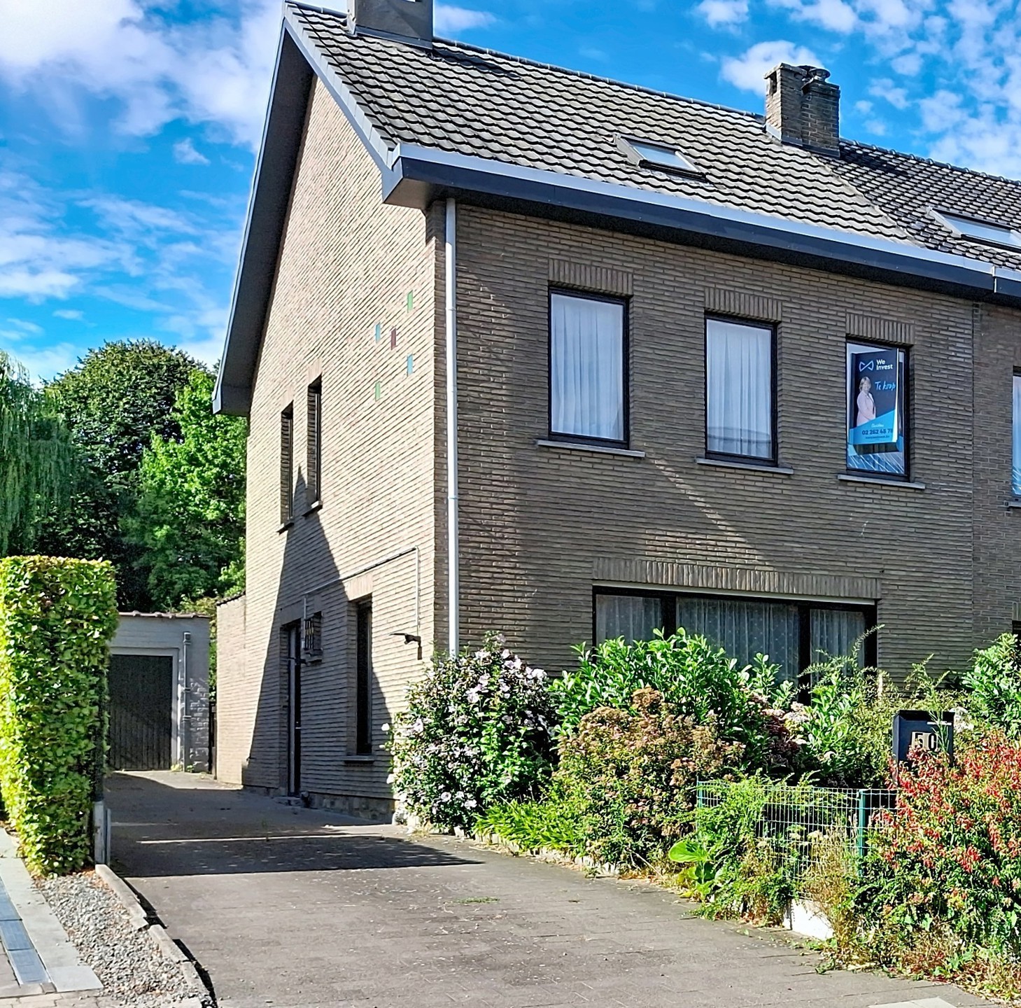 Karaktervolle halfopen woning met veel potentieel in Dilbeek - foto 1
