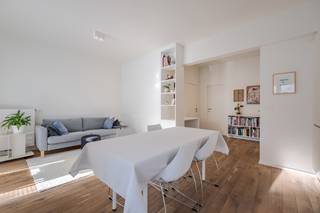 Luxueus afgewerkt, gemeubeld 1-slaapkamer appartement gelegen in een rustige straat in het historische centrum.Indeling: hall met vestiaire en...