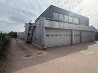 <p><strong><span>Loods / garage / opslagruimte te Wilsele</span></strong></p>
<p><span>Te huur: een ruim gedeelte van een bedrijfssite van ca. </span><strong><span>2.636,81 m²</span></strong><span> in Wilsele. Het geheel omvat ca. </span><strong><span>1.087 m² magazijn-/loodsruimte</span></strong><span>, aangevuld met ca. </span><strong><span>88 m² bijkomende ruimte</span></strong><span>.</span></p>
<p><span>De ruimte is voornamelijk geschikt voor </span><strong><span>opslag, garageactiviteiten, het stallen van voertuigen en wagenparkbeheer</span></strong><span>. Dankzij de ruime buitenruimte is er voldoende plaats voor het manoeuvreren en in- en uitrijden van voertuigen.</span></p>
<p><span>Er is bovendien de </span><strong><span>mogelijkheid om gebruik te maken van twee poorten</span></strong><span>, in overleg met de medehuurder.</span></p>
<p><span>Een praktische en goed bereikbare oplossing voor bedrijven die nood hebben aan een ruime loods, opslagruimte of garage met voldoende manoeuvreerruimte.</span></p>