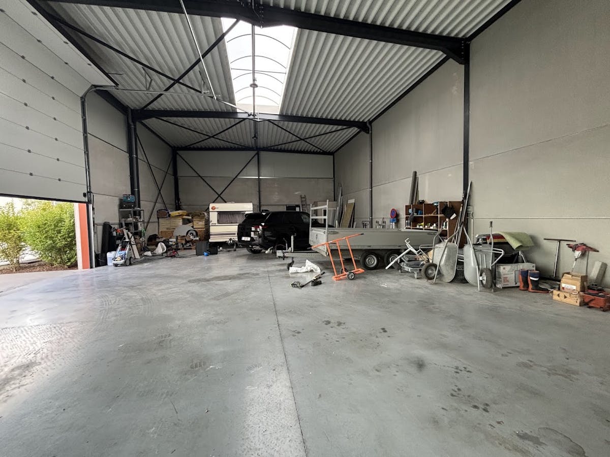 Nieuwbouwmagazijn met veel lichtinval te huur in Kortrijk - foto 3