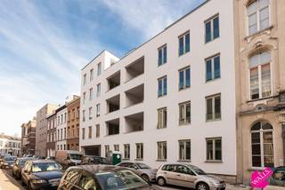 Toplocatie! Nieuwbouw luxe één slaapkamer appartement, beschikbaar vanaf 1 december. <br /><br />Het appartement is aan de achterzijde van het gebouw gelegen, super rustig !<br /><br />Indeling: <br />inkomhal, afzonderlijk toilet, leefruimte op parket met open volledig ingerichte keuken, berging met aansluiting voor wasmachine, zonnig terras, ruime slaapkamer op parket en prachtige badkamer met inloopdouche en lavabomeubel met veel opbergruimte.<br /><br />Verder beschikt het appartement over een kelderberging, fietsenberging en een ondergrondse autostaanplaats (verplicht bij te huren aan 120 euro per maand).<br /><br />Bijzonderheden:<br />Individuele kosten 60 euro per maand (onderhoud gemeenschappelijke delen en lift) water, gas en elektriciteit met individuele meters. <br />Zeer gunstig EPC van 139 kWh/m².