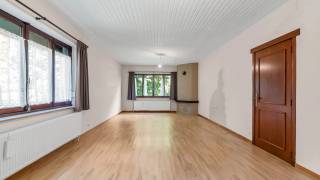 **BOEK UW BEZOEK ONLINE IN VIA WWW.IMMO3000.BE**<br />Immo3000 heeft een ruime woning te koop op een zeer goed bereikbare locatie in Veltem-Beisem (Herent). Deze combineert wonen met ruime buitenmogelijkheden. Gebouwd in 1971, biedt het pand een bewoonbare oppervlakte van 196 m² en een royaal perceel van 1.248 m², waardoor zowel binnen als buiten volop ruimte is voor het hele gezin.<br /><br />Deze gelijkvloerse woning beschikt over een ruime inkom met gastentoilet, achteraan een grote leefruimte met zicht op de tuin. Een ingerichte keuken en te renoveren badkamer. Verder tellen we twee slaapkamers en een inpandige garage. Deze woning is ideaal voor een klein gezin of koppels die op zoek zijn naar rust en functionaliteit. De praktische indeling zorgt voor een goede leefstroom en veel natuurlijk lichtinval in alle kamers.<br /><br />Daarnaast zijn er voldoende parkeerplaatsen beschikbaar, inclusief een garageplaats.<br /><br />Interesse? Contacteer ons dan via info@immo3000.be of bel naar 016 60 30 00