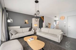 Energiezuinig en modern wonen op een topligging in Waregem!Op een absolute topligging in Waregem vinden we deze recente, perfect onderhouden en bijzonder energiezuinige woning. Een thuis waar werkelijk alles klopt: modern comfort, een aangename indeling, een gezellige buitenruimte én een uitstekende energieprestatie.Bij het binnenkomen voel je meteen dat deze woning met zorg werd onderhouden. De lichtrijke leefruimte sluit naadloos aan op de open keuken, die rechtstreeks uitgeeft op het terras. De ideale plek om gezellig te koken, tafelen en volop van het buitenleven te genieten.Boven beschikt de woning over 3 slaapkamers en een recent vernieuwde, luxueus afgewerkte badkamer.Ook buiten is het genieten. De gezellige stadstuin met veel privacy vormt een heerlijke verlenging van de leefruimte. Ook praktisch scoort deze woning bijzonder sterk dankzij de oprit en garage + extra tuinberging.Energetisch: 11 zonnepanelen, een thuisbatterij en een regenwaterput, helemaal klaar voor de toekomst.Een woning voor wie op zoek is naar comfort, energiezuinigheid en privacy, gecombineerd met een uitstekende ligging in Waregem.