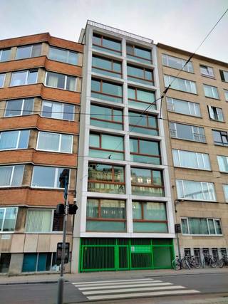 <p>Tussen de wijk Zurenborg en het Groene Kwartier ligt dit recent appartement, op wandelafstand van het station van Berchem, winkels, scholen en andere essentiële voorzieningen.<br /><br />Het pand heeft een apart karakter en bevindt zich feitelijk op een 1ste verdieping vanuit de straatzijde gezien maar achteraan heeft het alle eigenschappen van een gelijkvloers appartement met een <strong>zonnig ruim terras en tuin</strong> die toegang geeft tot de kelderruimte. U hebt dus minder lawaai en meer privacy alsook genot van een privaat terras en tuin. <br /><br />In het pand heeft men een <strong>zeer ruime woonkamer</strong> met <strong>open keuken</strong> voorzien van een gaskookvuur met dampkap, gootsteen, oven, vaatwasser en ijskast. Er is een kast voorzien voor het plaatsen van een microgolfoven. Tussen de keukenruimte en het terras kan een ruimte afgeschermd worden om deze daarna te gebruiken als slaapkamer. <br />Verder een nachthal van waaruit men toegang heeft tot een berging/dressing, berging met aansluiting voor wasmachine, berging met CV-ketel, apart toilet met handwasser, badkamer voorzien van ligbad met douchemogelijkheid en lavabomeubel. Als laatste een slaapkamer met uitzicht op de tuin.<br />Gans het appartement is voorzien van raamdecoratie en verlichtingsarmaturen. Er is een parketvloer aanwezig over gans het appartement.<br />De kelderberging is rechtstreeks verbonden met de tuin.<br /><br />Het gebouw is voorzien van een lift die tot in het appartement komt. Aan de toegangspoort is een fietsenstalling aanwezig.<br />U kunt het pand huren zonder meubels aan 995 euro per maand. Gemeenschappelijke kosten bedragen 200 euro per maand omvattende: minuterie, verbruik en onderhoud lift, onderhoud van de gemeenschappelijke delen, syndicuskosten, onderhoud van privatieve CV-ketel en glazenwasser voor ramen vooraan (2-maandelijks).<br /><br />EPC= 124 kWh/m²/jaar<br /><br />Huurwaarborg: 3 maanden huur via Korfine - Bijdrage huurder plaatsbeschrijving bij intrede: via Rencura</p>