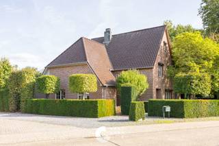 Op dit prachtig gelegen domein met een oppervlakte van 2ha en 28are, ligt deze landelijke villa met een bijgebouw van 85m2 en een sierlijk aangelegde tuin in een groene omgeving. <br />De instapklare villa is gelegen in Linde Peer, vlakbij verschillende faciliteiten zoals winkels, scholen, restaurants en openbaar vervoer. De verkoop omvat 8 verschillende percelen, zijnde: 528/H, 538/F, 538/G, 538/H, 541/C, 516/G, 516/F, 515/B. Dit domein biedt dan ook een uitstekende opportuniteit voor paardenliefhebbers. <br />In 1994 werden de gevel en het dak van de woning vernieuwd, alsook een stuk van de keuken bijgebouwd, alsook de aparte zitkamer en het kantoor aangebouwd. In 1997 werd de garage/werkplaats gerealiseerd.<br />Van 2024 tot heden werden nog enkele belangrijke zaken in de woning aangepakt waaronder: de massief eiken vloeren, inrichting zolder, wc's, binnendeuren, keukenapparatuur, luchtafvoer en IR-paneel badkamer. Er liggen 16 zonnepanelen en er is een zonneluifel, vliegenramen, rolluiken en een volledig geautomatiseerde sproeiinstallatie aanwezig.<br /><br />INDELING: <br />Gelijkvloerse verdieping:<br />- Inkomhal<br />- Ruime leefruimte met doorkijk houtkachel<br />- Aparte zitkamer<br />- Keuken met zicht op de tuin<br />- Aparte studioruimte/kantoor met eigen ingang (Kangoeroewonen = mogelijk)<br />- Apart toilet<br />- Berging/wasplaats <br /><br />Verdieping: <br />- 3 ruime slaapkamers <br />- Badkamer <br />- Overloop<br />- Apart toilet <br />- Bergruimte<br /><br />Zolder: <br />- Vaste trap naar de ingerichte zolderruimtes met inbouwkasten en openhaard<br />- Mezzanine<br />- Mogelijkheid tot 4de slaapkamer<br /><br />Kelder:<br />- Voorraadkelder toegankelijk via de trap.<br /><br />Tuin/Terras:<br />De verkoop omvat 8 verschillende percelen, waarop zich een mooie orangerie, grote tunnelkas, een carport en een zonneterras op het zuiden bevindt. <br /><br />EXTRA TROEVEN:<br />+ 16 Zonnepanelen<br />+ EPC B<br />+ Warmtepomp met 6 units <br />+ Elektriciteit conform <br />+ Groene omgeving<br />+ Wonen en werken op één plek<br /><br />INTERESSE:<br />Wil je dit pand graag bezichtigen of wens je meer informatie? Neem contact met ons op en we helpen je dichtblij verder!