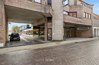 Op zoek naar een centrale locatie om uw kantoor, handel op praktijk uit te bouwen met veel parkeermogelijkheden? Gevonden.Deze toonzaal heeft een...