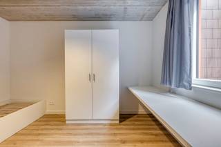 Bent U opzoek naar een waardevaste investering of een kwalitatieve plek voor uw studerende kinderen? Zoek niet verder, Amand 47 is het project die u zoekt!Elke kamer binnen deze studentenvestiging in met oog voor efficiëntie en detail afgewerkt. De kamer is voorzien van de nodige meubels (bed met lattenbodem en kledingkast), en op maat gemaakte bureau zodanig dat de ruimte optimaal benut kan worden. Het pluspunt van deze kamer is dat het sanitaire gedeelte volledig privatief is (douche, wastafel en toilet).Voor de sociale interactie tussen de studenten zijn er gemeenschappelijke ruimtes waar ze terecht kunnen. Zo is er een gemeenschappelijke keuken per blok, maar ook een polyvalente leefkeuken in de A-blok waar men kan kickeren en/of talloze uren kan studeren.In de onmiddellijke buurt van Amand 47 aan het gezellige Sint-Amandsplein vind je winkels, horeca en sportvoorzieningen.Verder is er een binnenplein die zorgt voor een groene oase en heeft iedere kamer een privatieve fietsstallingsplaats.Verkoop onder 21% BTW.Plan vandaag nog uw bezoek, neem contact op met Michelle Decoutere (0493/25 46 81) en ontdek deze unieke kans!Bestuursmaatregelen in het maatregelenregister: nee