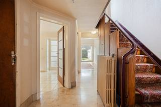 Située dans un emplacement privilégié dans le quartier populaire de la gare de Gand, nous trouvons cette spacieuse maison de ville d'une...