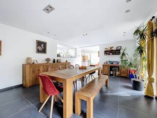 Volledig gerenoveerde  en energiezuinige woning (2008) gelegen nabij het centrum van Koksijde-Dorp en nabij de duinen. De woning bestaat uit:...