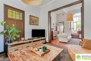 <p><span>Karaktervolle, ruime woning met 6 slaapkamers, stadstuin/terras met jacuzzi, kelderruimte van ca. 80 m² en topligging!</span></p><p><span> </span></p><p><span>Deze verrassend ruime woning met een bewoonbare oppervlakte van maar liefst </span><span>244 m²</span><span> is gelegen op een uitstekende locatie en combineert een zee aan ruimte op een toplocatie. Bij het binnenkomen valt meteen de royale leefruimte op, waar de overvloed aan licht en de open indeling voor een aangenaam gevoel van rust en ruimte zorgen. Dankzij de mezzanine krijgt de ruimte een architecturale meerwaarde en heb je een mooi zicht op de tuin/terras, die bovendien uitgerust is met een jacuzzi. Een ideale plek om in alle privacy tot rust te komen.</span></p><p><span> </span></p><p><span>De leefruimte leent zich perfect tot het creëren van verschillende sferen of functies en kan indien gewenst opgedeeld worden in twee aparte zones. De keuken is volledig ingericht en functioneel, met voldoende plaats om te koken en sluit mooi aan op het buitengedeelte. De woning telt maar liefst zes volwaardige slaapkamers (3 slpk's- 1e verdiep + 3 slpk's - 2e en 3e verdieping), wat deze woning uitermate geschikt maakt voor grote of samengestelde gezinnen, of voor wie graag thuis werkt en daarbij nood heeft aan aparte bureauruimtes. Verder vind je in de woning een ruime badkamer met ligbad en lavabo, een aparte wasplaats met een extra douche en twee afzonderlijke toiletten, wat het dagelijks comfort alleen maar verhoogt.</span></p><p><span>Een extra troef is de ruime kelderverdieping van ca. 80 m² ideaal als opbergruimte of hobbyruimte. </span></p><p><span>Voor de verwarming wordt gebruik gemaakt van centrale verwarming op aardgas, en de aanwezigheid van dubbele beglazing draagt bij aan een aangenaam woonklimaat. Dankzij het </span><span>EPC</span><span>-label </span><span>C (248 kWh/m²) </span><span>hoef je je geen zorgen te maken over een renovatieplicht wat zeldzaam is bij een woning van dit formaat.</span></p><p><span> </span></p><p><span>Een bijkomendheid is dat deze woning op dit moment verhuurd is aan 1.250 euro per maand. Dit maakt het niet alleen een fijne gezinswoning, maar ook een interessante investeringsopportuniteit met een onmiddellijk rendement. </span></p><p><span>De ligging is eveneens een grote troef. Je woont hier centraal, met alle voorzieningen zoals winkels, scholen en openbaar vervoer op korte afstand, terwijl je toch geniet van de rust van een aangename woonomgeving. </span></p><p><span>Troeven</span><span>:</span></p><ul><li><span>Mogelijkheid tot aankoop aan </span><span>2% registratierechten</span><span> (bij aankoop van een enige eigen woning)</span></li><li><span>Ruime kelderruimte van ca. 80 m²</span></li><li><span>6 volwaardige slaapkamers</span></li><li><span>EPC-label C: geen renovatieverplichting</span></li><li><span>Centrale ligging nabij winkels, scholen en openbaar vervoer</span></li><li><span>Verhuurd aan 1.250 euro/maand: meteen rendement mogelijk</span></li></ul><p><span> </span></p><p><span>Deze woning vormt de perfecte combinatie van karakter, ruimte en ligging en biedt een waaier aan mogelijkheden voor wie op zoek is naar een uniek pand met veel potentieel.</span></p><p><span>Ben je op zoek naar een ruime en instapklare woning met bijzondere troeven? Dan is dit huis beslist een bezoek waard. Neem vandaag nog contact met ons op om jouw bezoek in te plannen.</span></p><p><span> </span></p><p><span>Verdere info of een bezoek ter plaatse contacteer Immo Twins 052/55.55.55 of <span>info@immotwins.be</span></span><span> - <span>www.immotwins.be</span></span><span> </span></p>