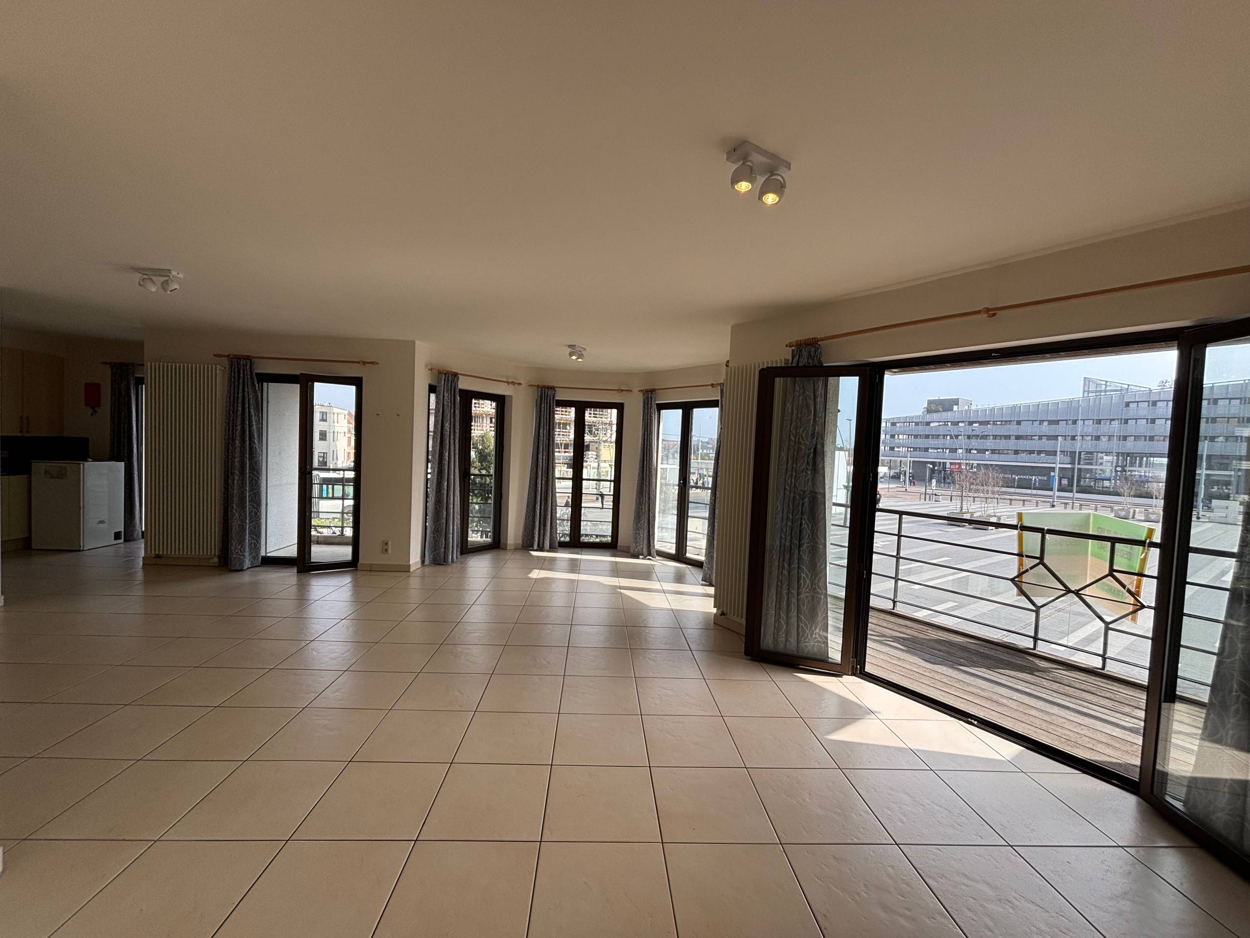 Uiterst centraal gelegen drieslaapkamerappartement te Blankenberge - foto 3