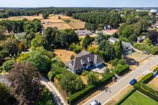 <p>Karaktervolle villa met 4 slaapkamers op uitzonderlijk perceel van 2.475 m².</p>
<p>Ruimte, privacy en een groene omgeving komen hier op een bijzonder aangename manier samen. Deze ruime villa is gelegen op een royaal perceel van maar liefst 2.475 m² en biedt dankzij de volledig groen omzoomde tuin een uitzonderlijke mate van privacy.</p>
<p>De woning beschikt over een aangename leefindeling met vier ruime slaapkamers, een inpandige garage, bureauruimte en een ruime tuin en vormt daarmee een ideale basis voor wie op zoek is naar een ruime gezinswoning met potentieel.</p>
<p><span>Gelijkvloers</span></p>
<p>U wordt verwelkomd in een ruime inkomhal die meteen toegang biedt tot verschillende leefruimtes. Aan de linkerzijde bevindt zich de royale woonkamer, waar een open haard, gezellige eethoek en parketvloer zorgen voor een warme en sfeervolle uitstraling.</p>
<p>De keuken bevindt zich aan de achterzijde van de woning en geniet van een aangenaam zicht op de tuin. Een aparte inkom achteraan zorgt bovendien voor een praktische verbinding met de keuken en woonkamer.</p>
<p>Aansluitend aan de keuken bevindt zich een ruime bergruimte met de nodige aansluitingen voor wasmachine en droogkast.</p>
<p>Aan de rechterzijde van de inkomhal leidt een aparte hal naar de bureauruimte, een afzonderlijk toilet en de inpandige garage met sectionale poort. Vanuit de keuken is tevens de kelder bereikbaar.</p>
<p><span>Eerste verdieping</span></p>
<p>Via de karaktervolle ronde draaitrap bereikt u de eerste verdieping. De nachthal, uitgerust met praktische kasten, geeft toegang tot maar liefst vier ruime slaapkamers en de badkamer. De badkamer is ingericht met een ligbad, dubbele lavabo en toilet.<br /><span><span></span></span></p>
<p>Een van de absolute troeven van deze eigendom is het royale perceel van 2.475 m². De tuin is rondom volledig groen aangelegd, waardoor de woning heerlijk verscholen ligt en u in alle rust kunt genieten van uw buitenomgeving.</p>
<p>Extra info:<span> gunstig gelegen I EPC</span><span> 928 kWh/(m²jaar) label F</span><span> I </span><span>infoplicht: Vg, Wg, Vv, Gvkr, Gmo I watertoets: P-score: A I G-score: A.<br /><br />Renovatieverplichting residentiële gebouwen van toepassing (label F). Meer info: https://www.vlaanderen.be/een-woning-kopen/renovatieverplichting-voor-residentiele-gebouwen.<br /></span></p>