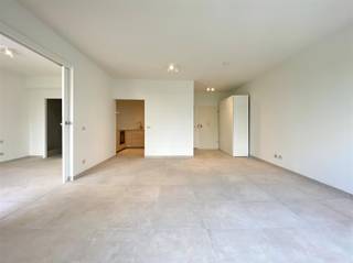 <p><span>WILRIJK - Rucaplein 585:</span><span> Mooi gerenoveerd appartement (ca 60m²) op topligging, met 1 slaapkamer en terras.</span></p><p><span> </span></p><p><span>BESCHRIJVING:</span></p><p><span> </span></p><p><span>Instapklaar, gerenoveerd appartement met terras, gelegen op de 2° verdieping van een verzorgde residentie.</span></p><p><span>Ruime inkomhal, voorzien van kastruimte, met apart toilet en design handenwasser.</span></p><p><span>Aangename en zeer lichte leefruimte op tegelvloer.</span></p><p><span>Aansluitend een volledig vernieuwde en geïnstalleerde keuken voorzien van kasten en toestellen, met aansluiting voor wasmachine en droogkast.</span></p><p><span>Grote slaapkamer, die via een schuifraam toegang biedt tot het zuidwest-gericht terras, met een groen open zicht. </span></p><p><span>Aanpalend, prachtige vernieuwde badkamer met inloopdouche en lavabomeubel.</span></p><p><span> </span></p><p><span>Privé parkeerplaatsen voorbehouden voor de bewoners van het gebouw.</span></p><p><span>Kelder (ca 5m²)</span></p><p><span>Fietsenberging.</span></p><p><span> </span></p><p><span>Onmiddelijk beschikbaar </span></p><p><span> </span></p><p><span>BIJZONDERHEDEN:</span></p><p><span> </span></p><p><span>- Rustig gelegen in de onmiddellijke nabijheid van openbaar vervoer, supermarkten, apotheek, bank en parken.</span></p><p><span>- Mobiscore 9,3/10</span></p><p><span>- Gerenoveerd met oog voor detail </span></p><p><span>- Dubbele beglazing </span></p><p><span>- Gordijnen inbegrepen</span></p><p><span>- Kelder en fietsenberging</span></p><p><span>- Afvalberging en vuilniszakken gratis ter beschikking</span></p><p><span>- Camerabewaking in kelder</span></p><p><span>- Twee liften</span></p><p><span>- Gemeenschappelijke kosten: 125 € per maand (provisie verwarming, water, onderhoud hal en liften, elektriciteit gemene delen, beheer)</span></p><p><span> </span></p>