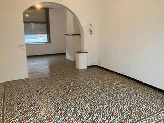 Grote woning om goede verbindingsweg...<br /><br />Via de inkomhal met apart toilet, komen we in de leefruimte. Deze ruimte is opgedeeld in verschillende ruimtes, nl: voorplaats, middenplaats, keukenruimte en achteraan extra leefruimte met zicht op tuin en terras.<br />Op het gelijkvloers is er eveneens een praktische badkamer en een CV-berging aanwezig.<br />Op de eerste verdieping zijn 2 grote slaapkamers ingedeeld en toegang tot de geïsoleerde zolder.<br /><br />Achter de woning is een diepe tuin met tuinberging en een garage met uitweg aan de achterzijde.<br /><br />De woning ligt op een belangrijke invalsweg van Menen naar Geluwe, van waaruit openbaar vervoer, winkels en scholen gemakkelijk bereikbaar zijn.