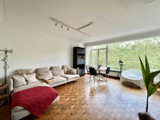 Modern ingericht GEMEUBELD twee slpk appartement, met terras.<br />Zéér centraal gelegen op een boogscheut van winkels, openbaar vervoer, scholen en snelweg. <br />Gezellige ruime woonkamer op authentieke parket met veel lichtinval en zicht op de leien.<br />Goed uitgeruste keuken met keramische kookplaat, koelkast, microgolfoven, oven en koelkast. <br />In de keuken is eveneens een wasmachine aanwezig. Vernieuwde badkamer met inloop douche.<br /><br />Huurprijs € 1340,- + 230 euro kosten (incl. provisie verwarming, water, gem. kosten) <br />Elektriciteit individueel<br />Beschikbaar vanaf 1 oktober 2026.<br /><br />Contacteer ons voor een bezoek ter plaatse via 03 203 02 02 of immo@sidimex.be