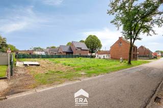 <p>Deze twee bouwgronden voor open bebouwing liggen aan de Kapelstraat in Wijchmaal, een rustige woonstraat vlak bij het centrum. De buurt bestaat uit woningen in open en halfopen bebouwing met een grote variatie in bouwstijl. Dat maakt de plek geschikt voor wie een eigen karakter aan zijn woning wil geven, in een groene en kindvriendelijke omgeving.</p>

<p><br />De voorgevel komt op minimaal 5 meter van de rooilijn van de Kapelstraat. De maximale bouwbreedte bedraagt 12 meter, zowel op het gelijkvloers als op de verdieping. Je bouwt tot 2 bouwlagen met een nokhoogte van maximaal 11 meter. De dakvorm kies je zelf.</p>

<p><br />Een garage voorzie je inpandig. Wil je liever een open carport, dan kan dat in de zijtuin, tot 24 m². Los daarvan mag je nog tot 40 m² aan vrijstaande bijgebouwen plaatsen, zoals een tuinhuis of berging.</p>

<p><br /><strong>Enkele troeven</strong></p>

<ul><li>Een oppervlakte van 540 m².</li><li>Rustige ligging in een woonstraat vlak bij het centrum van Wijchmaal.</li><li>Grote bouwbreedte van 12 meter, zowel gelijkvloers als op de verdieping.</li><li>Ruimte voor een inpandige garage, carport en bijgebouw tot 40 m².</li><li>De bestaande woning wordt afgebroken</li></ul>

<p><br />De volledige verkavelingsvoorschriften bezorgen we je graag per mail. Wil je een van deze loten in Wijchmaal bemachtigen? Neem contact op via impact@era.be of via 089 46 48 63. Khaz helpt je graag verder.</p>