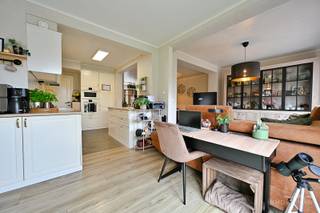 <p>Dans un <strong>quartier résidentiel calme</strong> à Kerkhove, nous découvrons cette agréable maison, située dans un environnement paisible tout en étant proche de diverses commodités telles que les transports en commun, les écoles et les magasins à proximité.<br /><br />La maison est agencée comme suit : nous entrons dans le domicile par le hall d'entrée, équipé d'un toilette invité séparé et d'un espace de rangement pratique. Ensuite, nous accédons à un spacieux séjour avec une cuisine bien équipée attenante. De la salle de vie, vous profitez d'une belle vue sur le jardin. À l'avant du salon, une partie a été aménagée en salon de beauté, mais cet espace peut naturellement être réaffecté à d'autres usages.<br /><br />À l'étage, se trouvent la salle de bain, équipée d'une douche, d'un toilette et d'un lavabo, ainsi que deux grandes chambres. De plus, il y a une plus petite pièce qui sert actuellement de dressing, mais qui peut également être aménagée en chambre d'enfant ou en bureau. La maison dispose également d'une cave et d'un pratique grenier.<br /><br />À l'extérieur, cette propriété a également beaucoup à offrir. Dans le jardin, nous trouvons un grand abri de jardin avec auvent, idéal comme espace de rangement supplémentaire ou pour se détendre agréablement. De plus, de nombreuses places de stationnement sont disponibles grâce à la <strong>garage</strong>, au carport et à la spacieuse allée.<br /><br />Vous souhaitez plus d'informations ? Contactez Els au 0478 61 64 34 ou par email à els@immoroman.be</p>