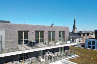 Dit appartement met drie slaapkamers is gelegen op de zesde verdieping van de residentie Dunant Gardens, nabij het historisch stadscentrum van Gent. De ligging is hier bijzonder gunstig, met vlotte verbindingen naar de snelwegen en de R4, alsook een uitstekende bereikbaarheid via het openbaar vervoer dankzij diverse bushaltes die rechtstreeks naar het station van Gent-Sint-Pieters rijden. Tegelijkertijd geniet u van de nabijheid van de Watersportbaan, de Blaarmeersen en de Bourgoyen, perfect voor wandelingen en ontspanning in de groene long van de stad. Aan de andere kant biedt de Coupure u een rustige, groene route naar het culturele hart van de stad met tal van opportuniteiten gaande van shopping en gastronomie tot allerhande vormen van ontspanning.<br /><br />Het penthouse van ca. 116 m² beschikt over drie slaapkamers, waarvan de master suite beschikt over een eigen badkamer met dressing. Deze badkamer is uitgerust met een bad, toilet en dubbele lavabo, terwijl de tweede badkamer is voorzien van een douche met lavabo. De geïnstalleerde open keuken met aangrenzende berging sluit naadloos aan op de lichtrijke leefruimte met eiken parket, die directe toegang biedt tot het riante zonneterras (ca. 23 m²) met zuidwestelijke oriëntatie en een mooi uitzicht. Vanuit de slaapkamers geniet u van een prachtig zicht op de torens van Gent.<br /><br />Het appartement is zorgvuldig ontworpen om een perfecte balans te bieden tussen lichtinval, buitenruimte, elegantie, groen, privacy, wooncomfort en energieverbruik.<br /><br />Voor een optimaal comfort dient u bij dit appartement ook een ondergrondse staanplaats aan te kopen voor de prijs van 30.000 euro (incl. laadpaal).  <br /><br />E-peil: 47 (A) / EK: conform / CV op aardgas<br /><br />Benieuwd naar dit instapklaar appartement aan de stadsrand van Gent? Een vrijblijvende afspraak kan via leticia@landbergh.be of 09 225 25 24.