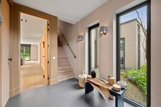 Deze uitzonderlijke villa is gelegen in een rustige, doodlopende straat met vrij uitzicht op groen, in de nabijheid van de golf van Keerbergen.<br /><br />Bij het betreden van de woning komt u in de inkomhal, voorzien van een gastentoilet en vestiaire(kamer). Vanuit de hal bereikt u de ruime en lichtrijke leefruimte met open haard en toegang tot een apart, overdekt terras dat afsluitbaar is en eveneens beschikt over een sfeervolle open haard. Aansluitend bevindt zich een bureauruimte, terwijl de leefruimte naadloos overgaat in de hyper-geïnstalleerde keuken, uitgerust met onder andere een gasfornuis, teppanyaki-plaat en wijnkoelkast.<br /><br />Verderop bevindt zich een polyvalente ruimte van maar liefst 72 m². Deze ruimte is een groot binnenzwembad dat opnieuw geactiveerd kan worden en vandaag ingericht is als een lounge ruimte en bureau. Daarnaast vindt u op het gelijkvloers ook een aparte badkamer met ligbad, dubbele lavabo en toilet.<br /><br />Op de eerste verdieping komt u via de ruime nachthal met ingemaakte kasten bij drie volwaardige slaapkamers, een master bedroom met eigen dressing en privéterras, en een badkamer met ligbad, inloopdouche, dubbele lavabo en toilet. Tevens is hier een aparte wasruimte voorzien.<br /><br />Via een vaste trap bereikt u de zolderverdieping, die volledig is ingericht en perfect dienst kan doen als extra slaapkamer, bureau of hobbyruimte. Aansluitend vindt u hier een royaal dakterras met een prachtig uitzicht op de aangelegde tuin.<br /><br />De villa is volledig onderkelderd en uitgerust met een domoticasysteem en geïntegreerd surroundsysteem. De tuin is mooi aangelegd en beschikt over een poolhouse met zwemvijver.<br /><br />Extra troeven:<br /><br />· Domoticasysteem<br /><br />· 2 laadpalen voor elektrische wagens<br /><br />· 5 airco-units<br /><br />· Poolhouse aan een vijver en extra tuinhuis <br /><br />· Alarmsysteem<br /><br />Voor een gedetailleerd overzicht van de indeling en nog veel meer, raden we je aan om onze website te bezoeken voor de grondplannen op www.imovastgoed.be. Voor verdere informatie en vragen, aarzel niet om contact op te nemen met Jean Heylen via jean.heylen@imovastgoed.be of bel naar 015/34.34.54.