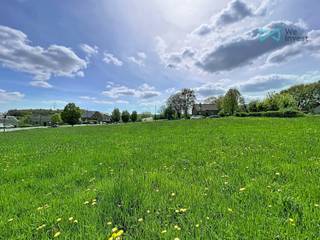 <p>Superbe terrain d’environ 9 ares 05 ca situé dans le charmant village de Cognelée, à proximité de Namur et des principaux axes routiers.<br /><br />Ce terrain à bâtir offre un cadre calme et agréable pour la réalisation de votre projet de construction (sous réserve d’acceptation de la commune). Il dispose d’environ 18,03 m de largeur à rue et 50,35 m de profondeur. Terrain plat avec orientation Nord-Ouest à l’arrière.<br />Terrain entièrement équipé (impétrants à rue), situé en zone d’habitat à caractère rural et libre de tout constructeur, vous permettant de concrétiser le projet de votre choix.<br /><br />Le bornage est à charge de l’acheteur.<br /><br />Vente sous réserve d'accord du propriétaire.<br />***** Pour recevoir d'autres opportunités en exclusivité, nous vous invitons à nous contacter directement. Nous sommes disponibles pour vous accompagner dans votre recherche d'achat ou d'investissement ainsi que dans votre projet de vente. Pour toute demande d'évaluation GRATUITE et SANS ENGAGEMENT, contactez votre expert au 0475/90.75.40. *****</p>