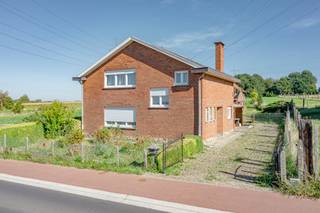 <p><strong>Te renoveren woning op een landelijk perceel van circa 53 are.</strong></p><p>Op een groene locatie in Sint-Martens-Bodegem, bevindt zich deze te renoveren, vrijstaande woning, met een uitzonderlijk perceel van circa 53 are. <br />Het huis dateert uit het jaar 1968 en is zeer degelijk gebouwd, wat een interessante basis vormt voor wie op zoek is naar een renovatieproject met potentieel. De buitenruimte met te renoveren stallingen zijn een buitenkans voor liefhebbers van groen wonen, inrichting van een ateliertje, paardenliefhebbers of andere.</p><p>De woning zelf omvat op de gelijkvloerse verdieping een inkomhal met vestiaire en gastentoilet, een leefruimte, een eetplaats en aparte keuken.<br />Op de eerste verdieping geeft de nachthal toegang tot drie ruime slaapkamers en een badkamer. De zolder is bereikbaar via de schuiftrap.</p><p>Naast een degelijke garage voor één wagen bevinden zich achteraan op het perceel nog verouderde en zwaar te renoveren stallingen. </p><p>De grote troef is zonder twijfel het ruime perceel, waar u volop kunt genieten van het buitenleven en het mooie uitzicht op het omliggende groen. Denk aan een ruime tuin, een moestuin, een boomgaard of een weide voor dieren. Voor paardenliefhebbers of mensen met groene vingers biedt deze eigendom dan ook een bijzonder interessant vertrekpunt.</p><p>De woning dient gerenoveerd te worden, maar biedt de mogelijkheid om alles naar eigen smaak en wensen in te richten.</p><p>Ondanks de rustige en groene ligging bevindt de woning zich op korte afstand van het centrum van Sint-Martens-Bodegem, met station en centrum Dilbeek. Ook de verbindingswegen richting Ternat en Brussel zijn vlot bereikbaar.</p><p>Een eigendom met een mooi potentieel, een royaal perceel en een ideale basis voor wie landelijk wil wonen en de woning naar eigen smaak wil renoveren.</p>
