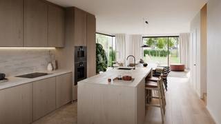 Deze landelijke gesloten woning heeft 4 slaapkamers, ideaal voor wie comfortabel en zorgeloos wil wonen.

Je woont in ’t Cleygoed, een verkeersluw parkdomein waar ruimte en stilte centraal staan, op fietsafstand van de kust.

De woning wordt volledig afgewerkt opgeleverd en laat je toe om zelf materialen en afwerking te kiezen volgens het voorziene budget in ons lastenboek.

Met warmtepomp, vloerverwarming en zonnepanelen geniet je van een energiezuinige woning met een E peil van 10 en ben je helemaal klaar voor de toekomst.

Wil je graag meer weten over deze woning? Contacteer onze nieuwbouwadviseur of download de projectbrochure.